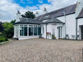 5 bedrooms sleeps 10-12 free wifi & parking garden